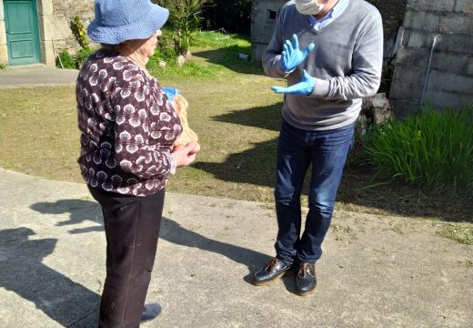 O alcalde, xunto con outros membros do grupo de goberno, visitan ás persoas maiores do municipio