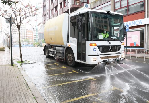 Medio Ambiente desinfecta as zonas que frecuentarán máis as nais e pais con fillas e fillos desde mañá