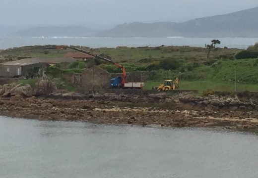 O Concello substitúe a antiga veleta do paseo marítimo de Camelle por unha nova de aceiro inoxidable