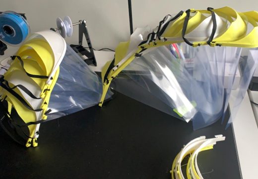 Dous voluntarios poñen a disposición do concello case corenta máscaras fabricadas con impresoras 3d para prevenir O COVID-19