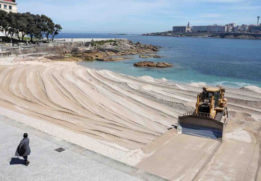 Medio Ambiente retira a duna de Riazor para preparar as praias cara ao verán