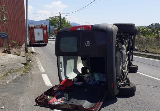 Unha muller resulta ferida leve nun accidente de tráfico na parroquia de San Salvador (Brión)