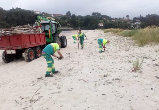 Recollida de residuos na praia Grande