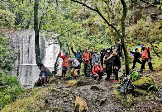 Unha quincena de persoas participou este domingo nunha ruta de sendeirismo polo río