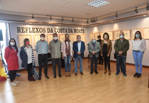 Manuel Ayaso recibe unha emotiva homenaxe no Lustres Rivas con motivo da apertura da súa exposición “Reflexos na Costa da Morte”