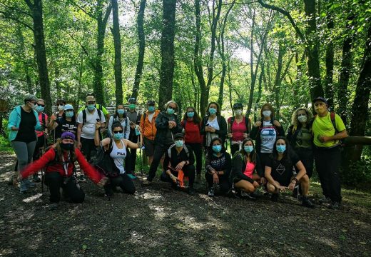 Afeccionados ao sendeirismo apostan polas rutas a pé pola natureza de Touro tras o final do estado de alarma pola Covid-19