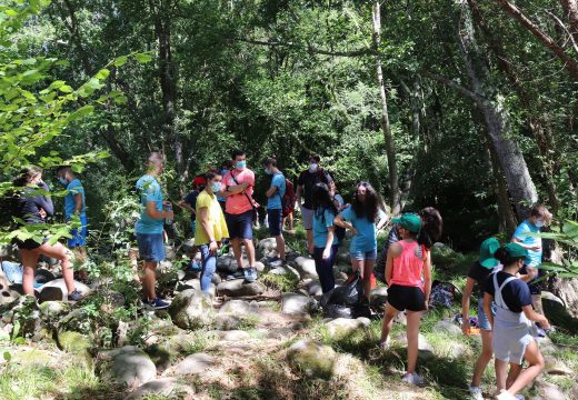 Os 24 nenos e nenas que participan nos campamentos de verán de Lousame participan nunha xornada de pesca fluvial