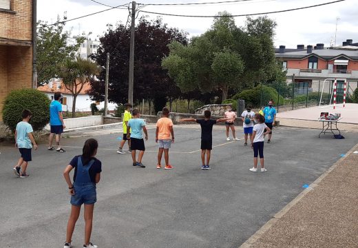 Carral inicia a 2ª quenda dos campamentos, que combinan o deporte e a aprendizaxe dun novo idioma