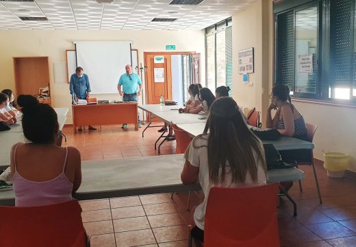 Dez mulleres de Frades participan no curso de monitora de tempo libre, de 350 horas lectivas