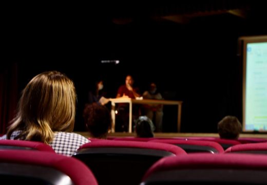 O Salón do Voluntariado acolle unha xornada informativa sobre o procedemento para solicitar as bolsas de material escolar