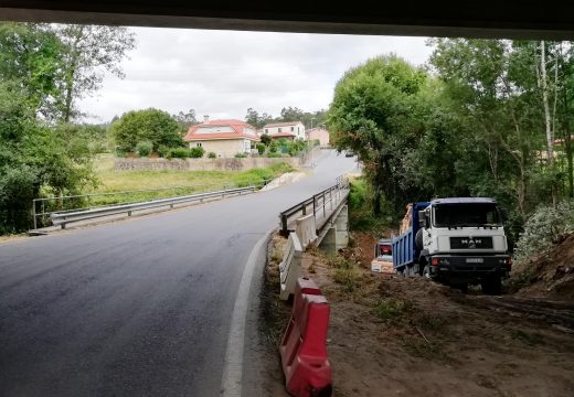 Retómanse as obras de ampliación e mellora do trazado nos primeiros 330 metros da DP- 1301 en Brión, suspendidas hai un ano