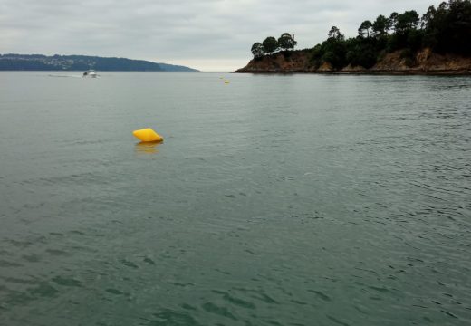 O Concello instala unha liña de boias na praia de Lago para delimitar a zona de baño