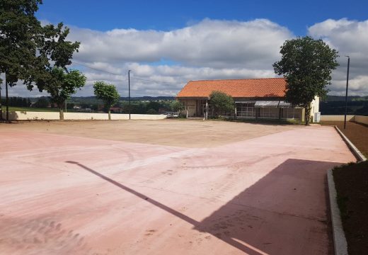 Rematadas as obras de humanización da contorna do centro de saúde de Abellá