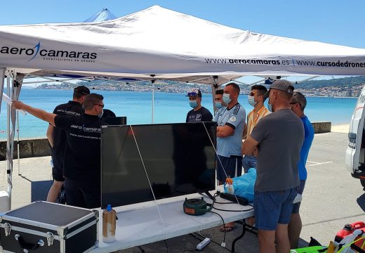 Efectivos da Policía Local e GAEM de Ribeira participan nun simulacro de uso de drons para unha emerxencia na praia de Coroso