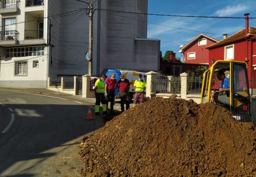 Unha rotura na tubaxe de abastecemento deixa sen auga aos núcleos de Miño, Sombreu e Ponte do Porco