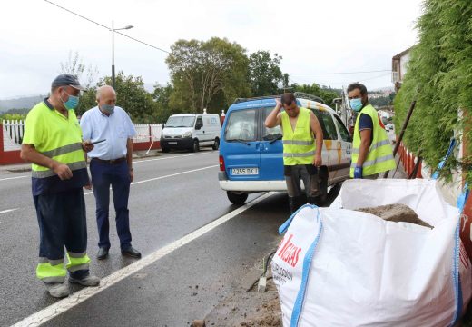 As obras de mellora do alumeado público das parroquias dos Ánxeles e Brión entran na súa fase final