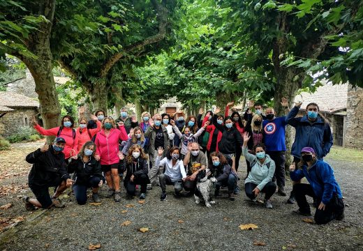 25 sendeiristas desfrutaron este domingo en Touro da ruta ‘Bosques, fervenzas e pazos’ organizada por Galicia Senderismo