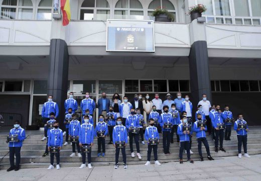 Os xogadores da Selección de Ribeira de Fútbol recibiron as súas medallas logo de gañar no Torneo Virtual do Pirineos Cup