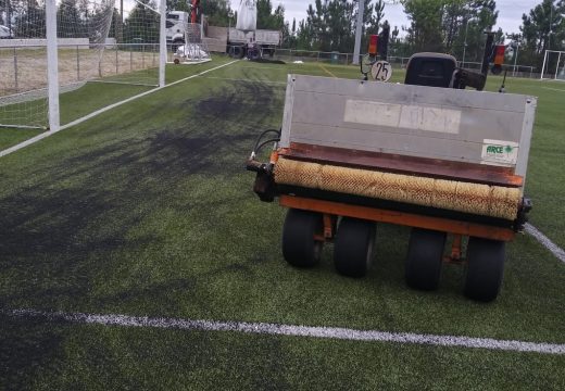 Efectuadas as tarefas de mantemento puntual no céspede artificial de Cadreche