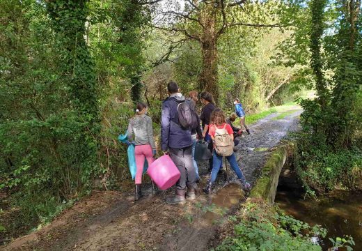 Os voluntarios da xornada de limpeza no Barcés retiraron máis de media tonelada de lixo do río