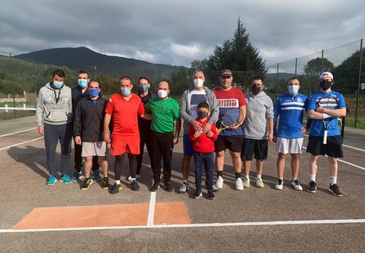 O Concello de Padrón realiza accións de mellora nas pistas de tenis municipais