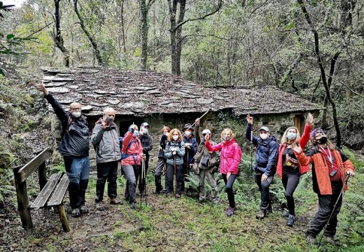 Un grupo de sendeiristas, da man de Galicia Senderismo, desfrutou onte domingo da ‘Ruta dos Tres Ríos’ ata a fervenza do Inferniño