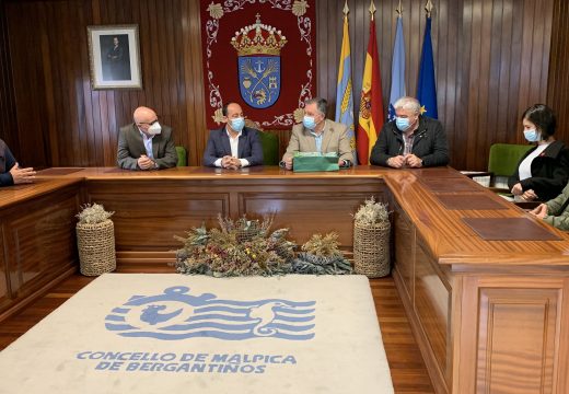 O Concello de Malpica recibe a visita do vicepresidente da Deputación da Coruña e do alcalde de Oleiros