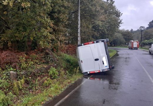 O GES de Brión asiste nun accidente dunha furgoneta de reparto en Loureiros (Ames)