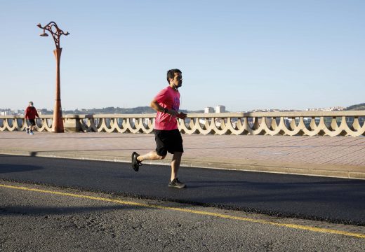 Corredores/as e ciclistas estrean o carril entre os Surfistas e o Aquarium