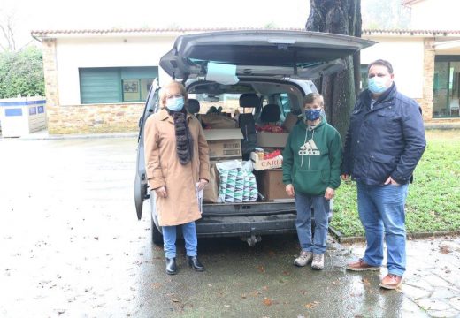 O Concello de Frades entrega a Cáritas os alimentos recollidos na campaña de Nadal