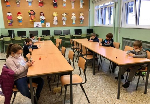 Escolares de Educación Infantil e Primaria aprenderon a crear orixinais adornos navideños no segundo Venres de Lecer