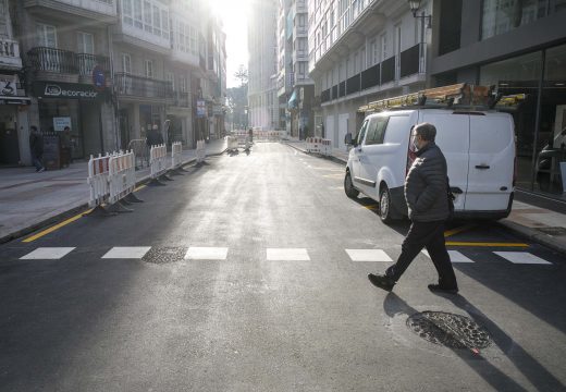 O Concello reabre ao tráfico a rúa Santa Catalina tras mellorar o pavimento e duplicar o espazo nas beirarrúas