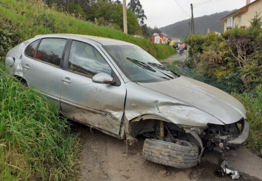 Unha perigosa saída de vía en Gundín (Brión) sáldase unicamente con danos materiais