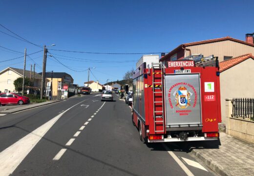 O GES de Brión asiste aos implicados nun novo accidente de tráfico na AC-550 á altura da Barquiña (Noia)