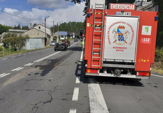 O GES de Brión asiste aos accidentados nun choque sen feridos entre dous vehículos na AC-447 en Negreira