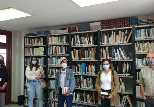 As persoas gañadoras da actividade virtual polo Día Mundial do Libro reciben os seus agasallos