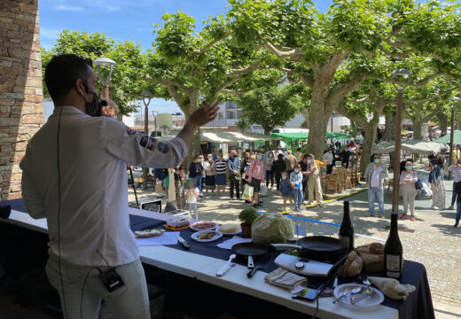 Iago Cagiao reinventa o clásico bocadillo cardiosaludable na xornada de exaltación do pan de Carral