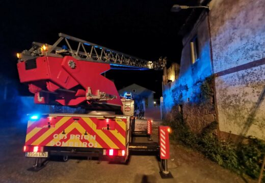 O GES de Brión intervén para garantir un derrubamento seguro dunha casa abandonada no lugar de Vioxo de Arriba (Brión)