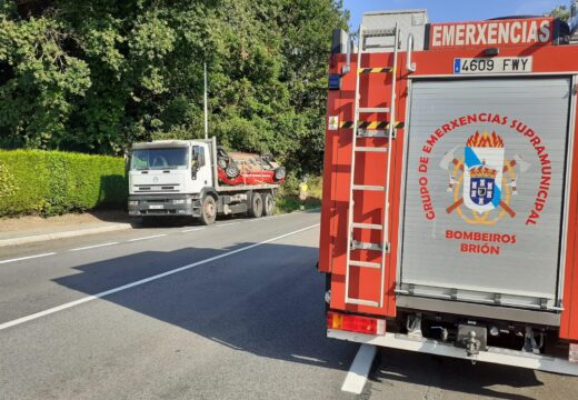 O GES de Brión asiste nunha colisión entre un coche e un camión en Chave da Ponte (Brión)