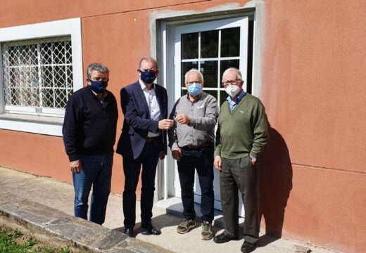 O local social de Bemantes conta cunha nova porta de emerxencias