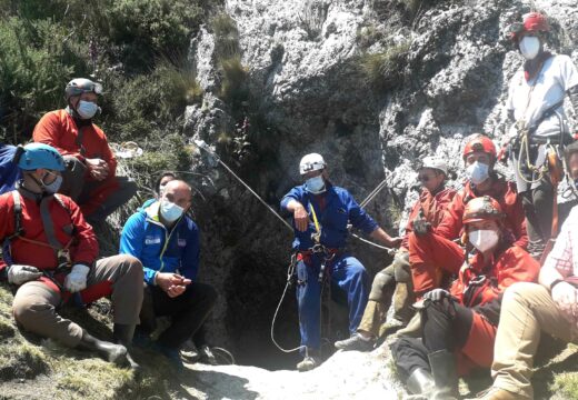 Finalizan as xornadas de limpeza do Pico Sacro coa retirada de preto de 3.100 quilos de materiais das covas