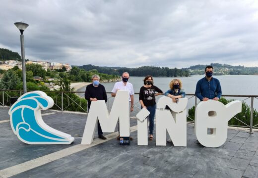 O Concello instala a súa imaxe de marca nun enclave con vistas á praia da Ribeira e ao centro urbano