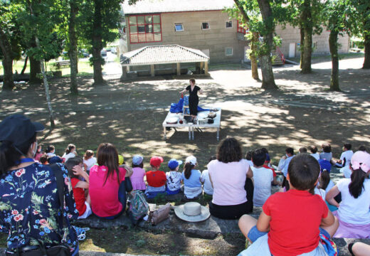 O alumnado do CEIP de Pedrouzos (Brión) desfruta esta semana do Atlántica Coles: Festival Internacional de Narración Oral