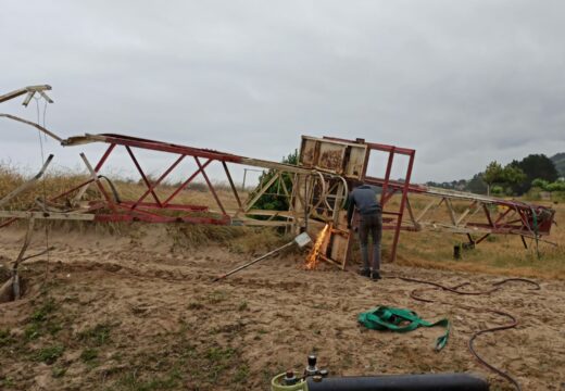 O Concello retira por seguridade a antiga torre de socorrismo da praia Grande