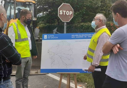 Trenor supervisa as obras de mellora da seguridade do Camiño de Fisterra en Corcubión, unha das 11 actuacións que se executarán este ano nas estradas da Xunta coincidentes con esta Ruta Xacobea