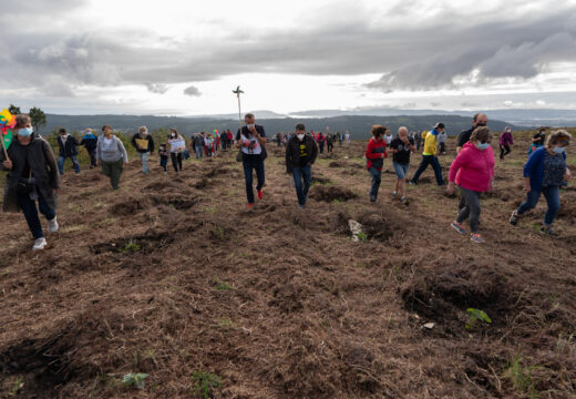 Concentración na Louseira en contra do proxecto de parque eólico Caaveiro.