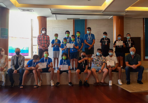 As futuras promesas da robótica reciben as medallas e trofeos da First Lego League Galicia