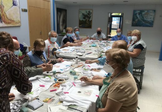 Os maiores de Brión participan nun obradoiro de elaboración de camisetas