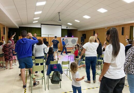 Máis de sesenta nenos/as e persoas adultas bailan en Boqueixón ao ritmo de “Radio Bulebule”, de Paco Nogueiras