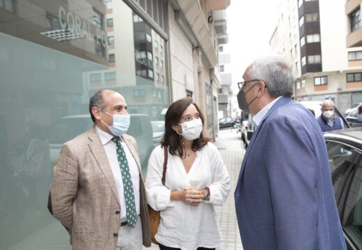 Inés Rey amosa o seu apoio incondicional ás entidades de arraigo na inauguración da nova sede de Follas Novas